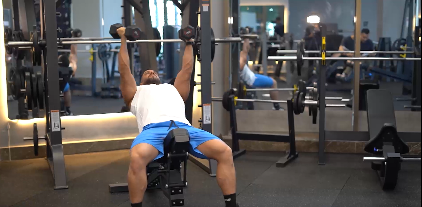 حرکت قفسه بالا سینه دمبل