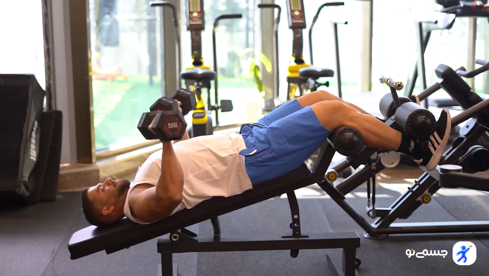 حرکت زیر سینه دمبل